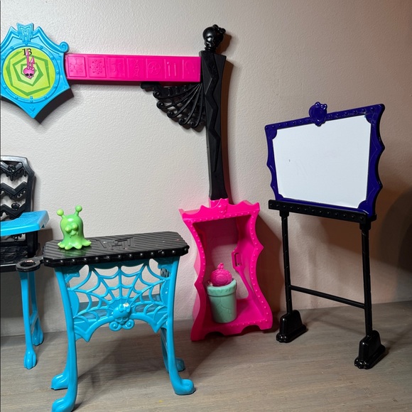 Monster High Frankie Stein & Playset - Picture 3 of 3